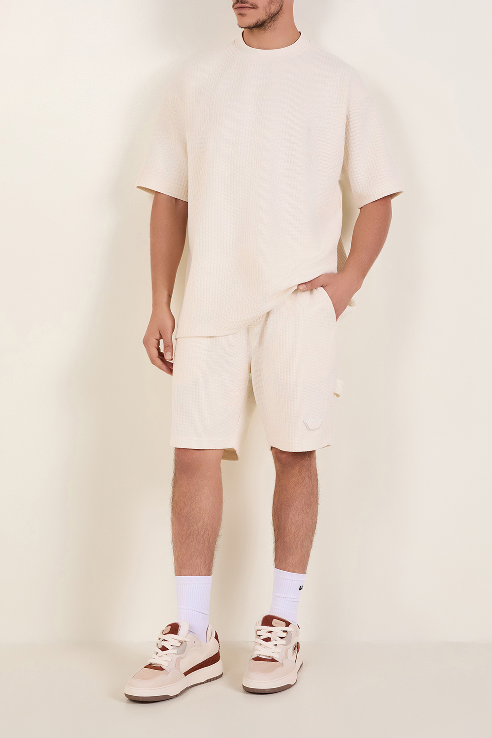 סט מכנסיים קצרים וחולצת טי